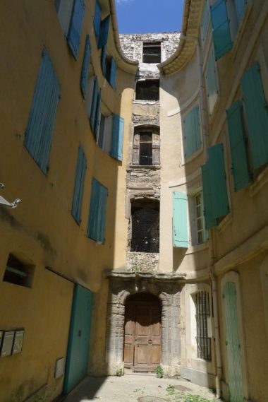 Immeuble Beaucaire, place de la Juiverie à l'Isle sur la Sorgue