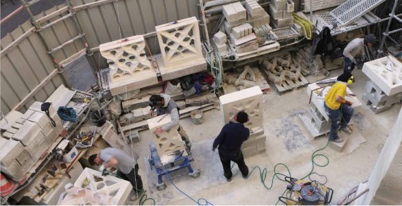 Taille des balustrades sur le chantier de la Collégiale © DPI