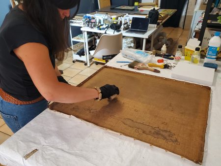 Dépoussiérage en cours après démontage du châssis