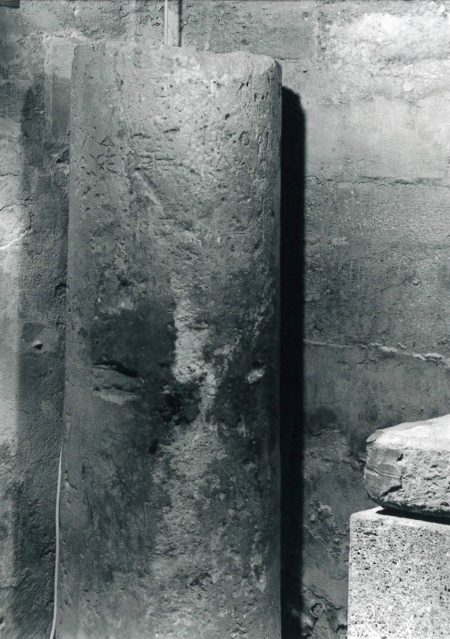 © Epitaphe d’un Homme / Calcaire / Gallo-Grecque / IIe siècle - première moitié du Ier siècle av. J.-C. / Provenance : Aux alentours de L’Isle-sur-la-Sorgue (Vaucluse) / Achat de l’Institut Calvet en 1885 / Cliché Camille Julian / Avignon Musée Calvet Inv.E23B