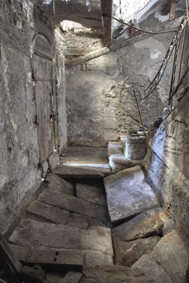 Le vestibule de la grande cage d’escalier de l’immeuble Beaucaire