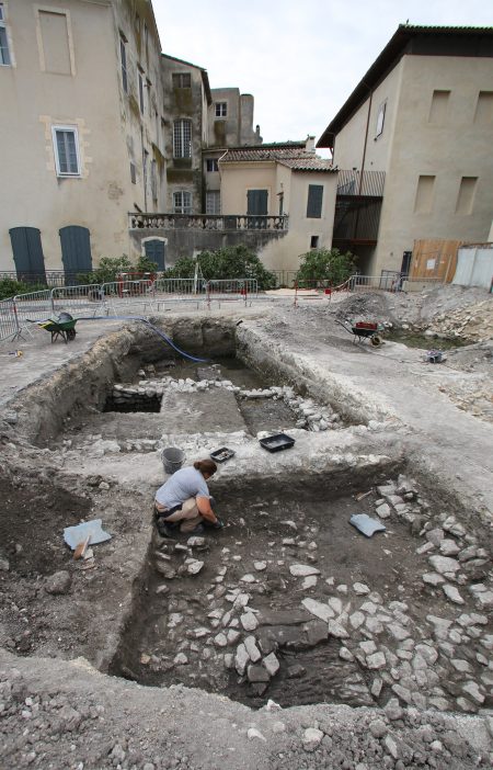 Chantier fouilles archéologiques place Rose Goudard 2024 ©Ville de L'Isle-sur-la-Sorgue - Direction du Patrimoine